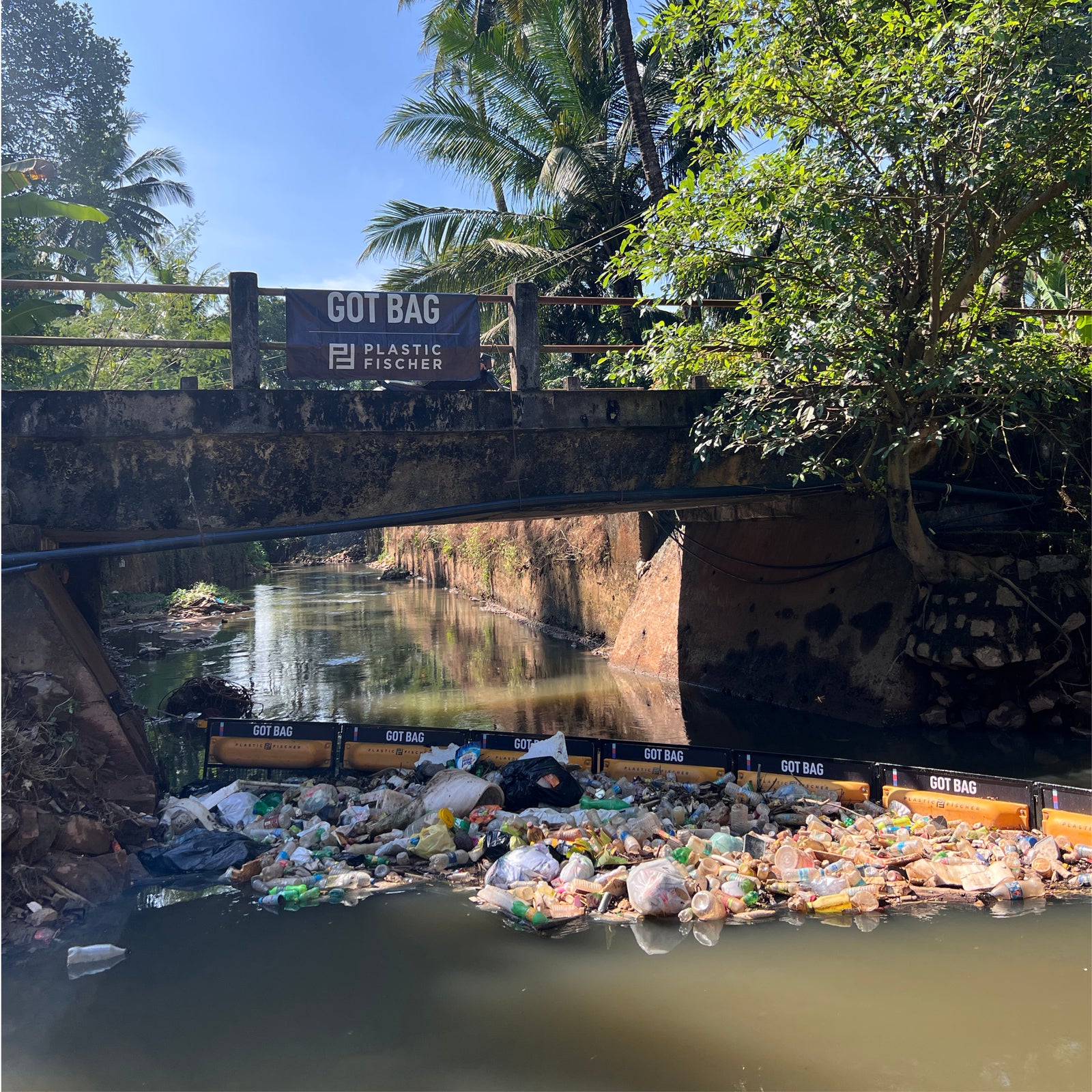 Plastiksammler auf einem Fluss