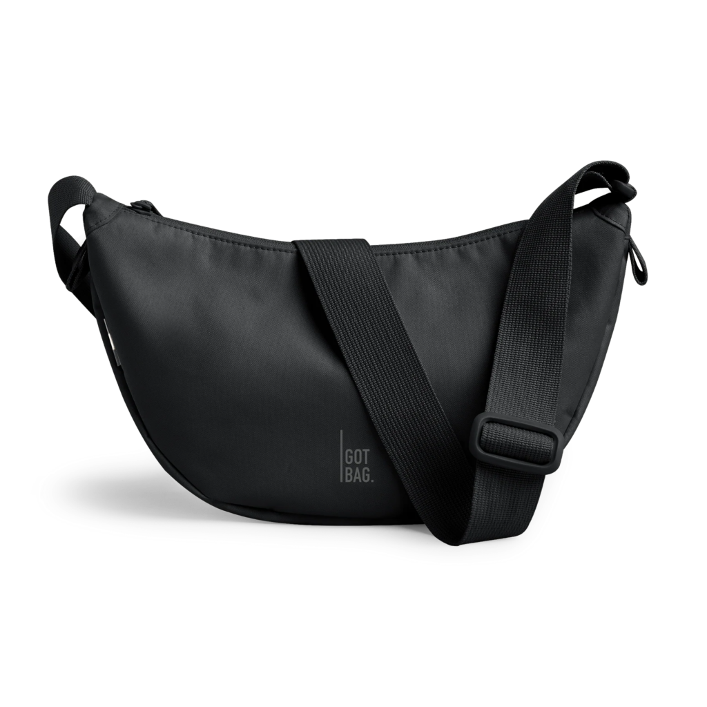 MOON BAG SMALL Monochrome Edition Tasche in black (Schwarz) als Studioaufnahme in Frontansicht.