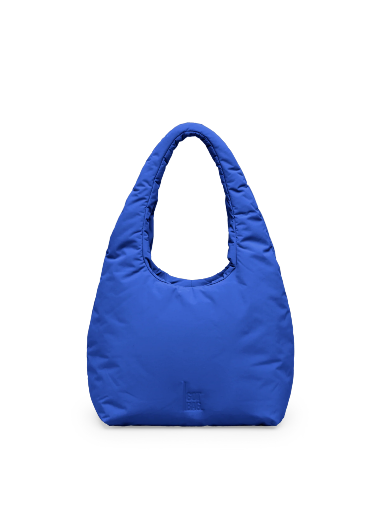 CLOUD SHOULDER BAG Tasche in cobalt (leuchtendes Kobaltblau) als Studioaufnahme in Frontansicht.