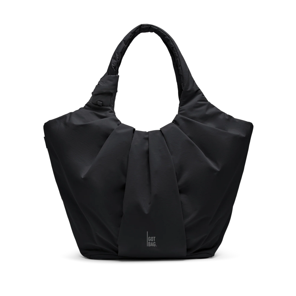 PLEAT TOTE BAG Tasche in black (Schwarz) als Studioaufnahme in Frontansicht.