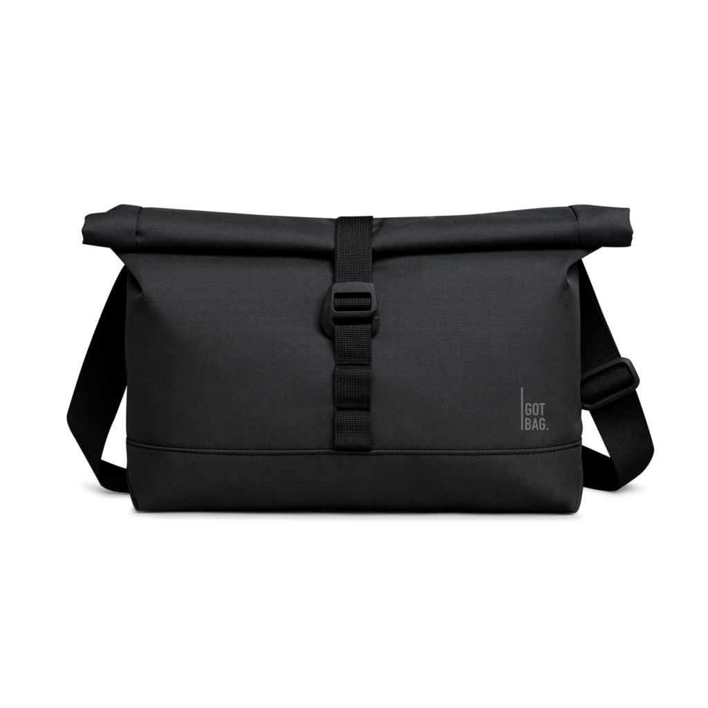 MESSENGER BAG Tasche in black (Schwarz) als Studioaufnahme in Frontansicht.