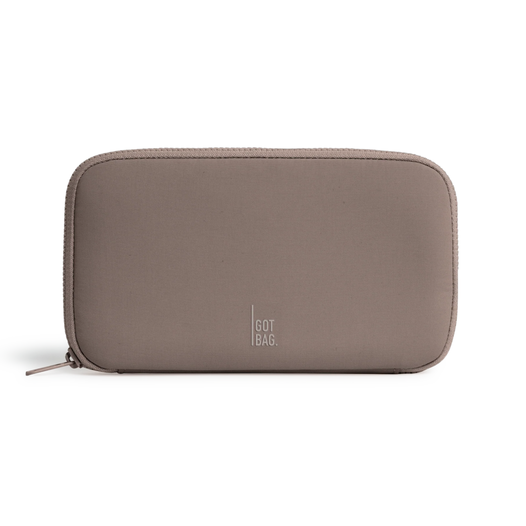 WALLET Accessoire in oyster (klassisches Taupe-Braun) als Studioaufnahme in Frontansicht.