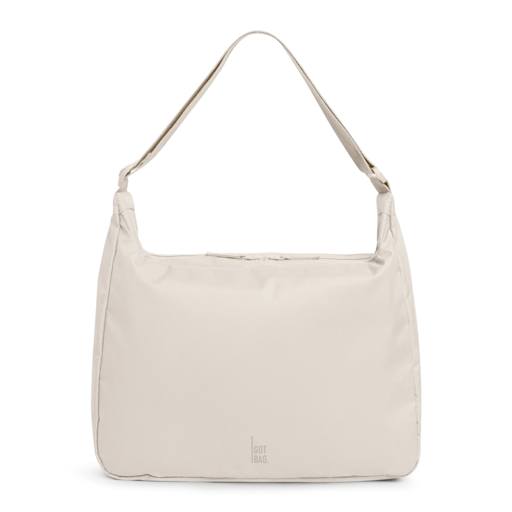 SQUARE BAG LARGE MONOCHROME EDITION Tasche in soft shell (warmes Cremeweiß) als Studioaufnahme in Frontansicht.