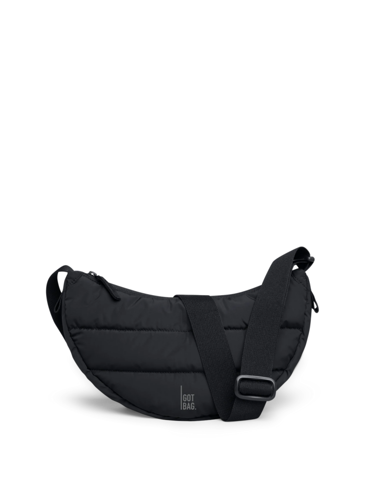 PUFFER MOON BAG SMALL Tasche in black (Schwarz) als Studioaufnahme in Frontansicht.