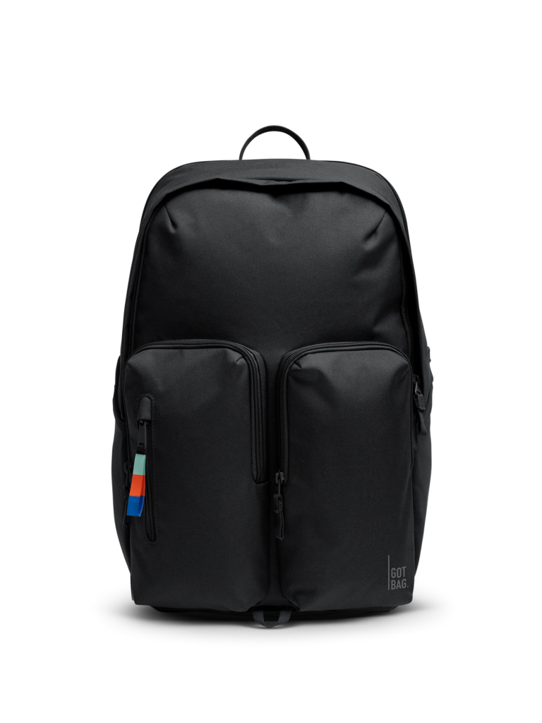 BASE PACK Rucksack in black (Schwarz) als Studioaufnahme in Frontansicht.