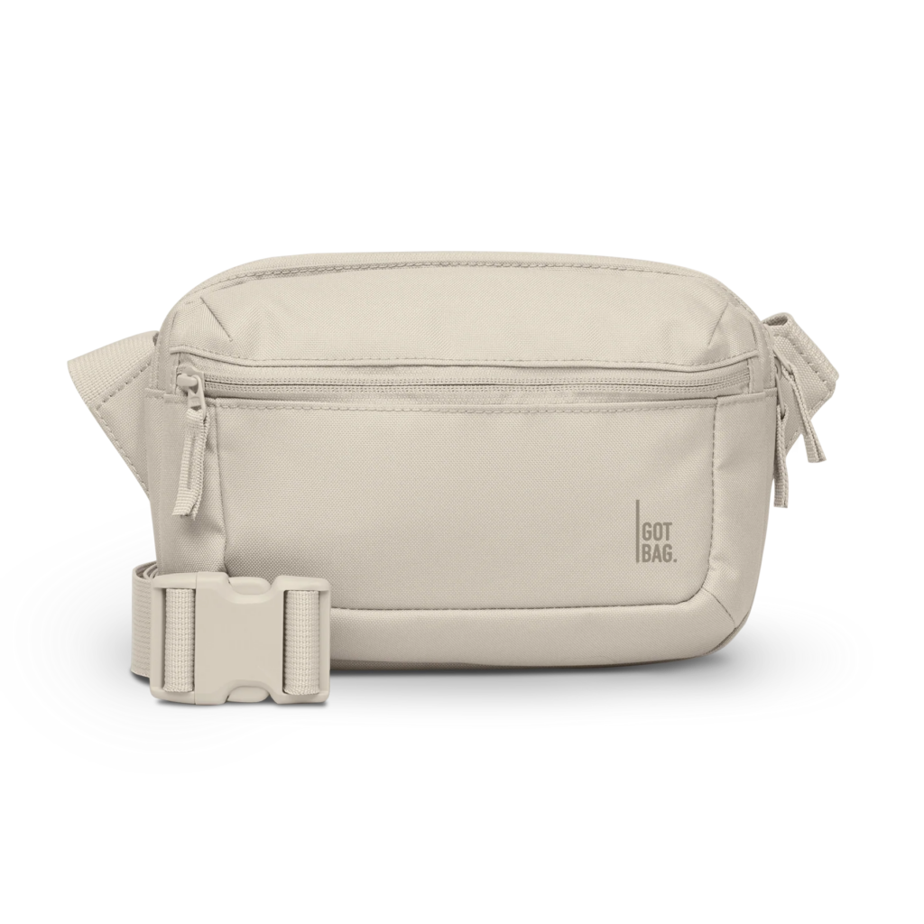 SLING BAG Tasche in soft shell (warmes Cremeweiß) als Studioaufnahme in Frontansicht.