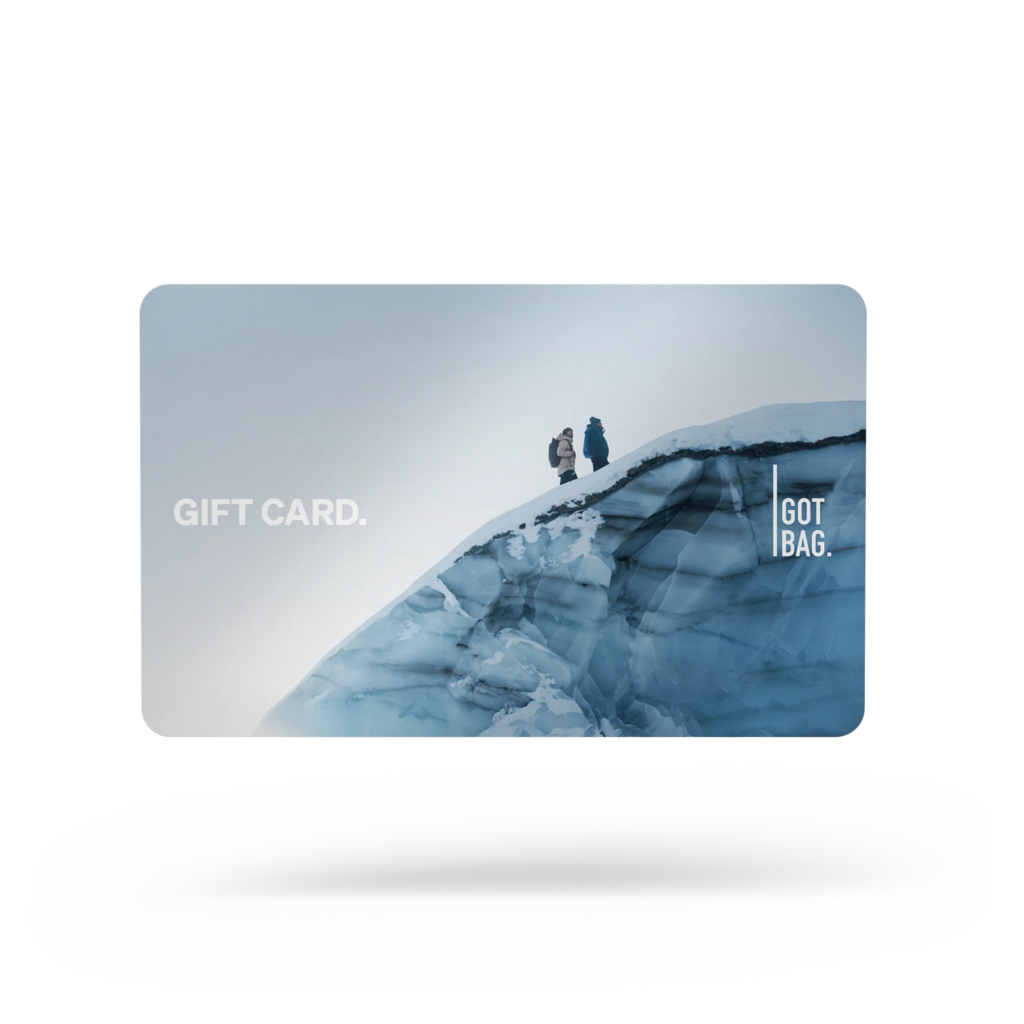GIFT CARDS Accessoires mit Motiv einer winterlichen Gletscherlandschaft und zwei weit entfernten Personen am Horizont.