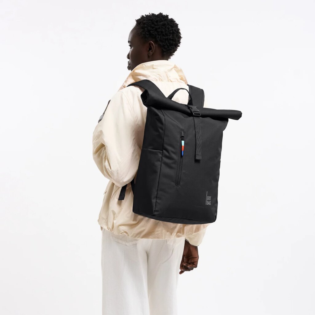 ROLLTOP EASY Rucksack in black (Schwarz) von einem Mann auf dem Rücken getragen.