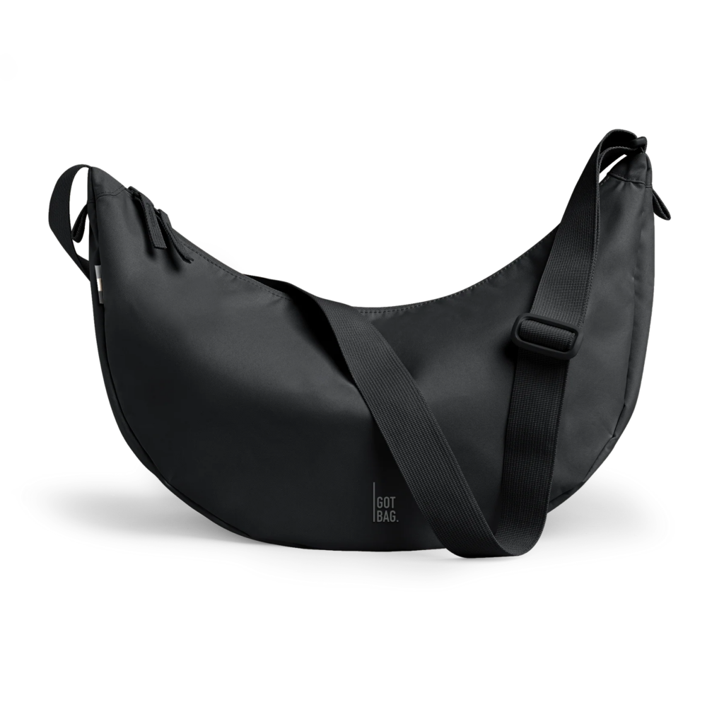 MOON BAG LARGE Tasche in black (Schwarz) als Studioaufnahme in Frontansicht.