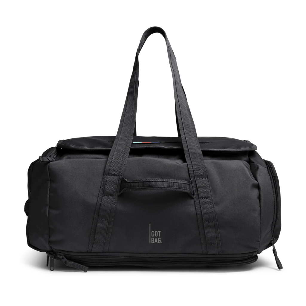 DUFFLE PACK Tasche in black (Schwarz) als Studioaufnahme in Frontansicht.