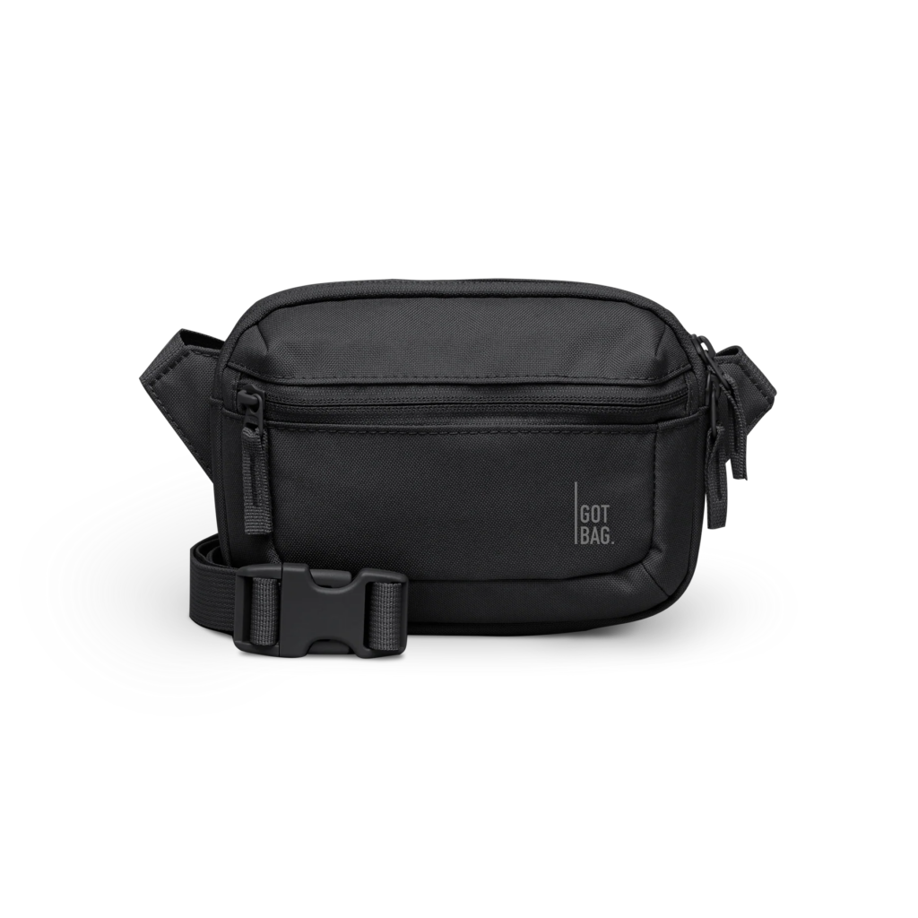 SLING BAG SMALL Tasche in black (Schwarz) als Studioaufnahme in Frontansicht.