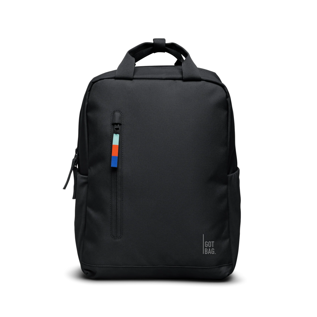 DAYPACK 2.0 Rucksack in black (Schwarz) als Studioaufnahme in Frontansicht.