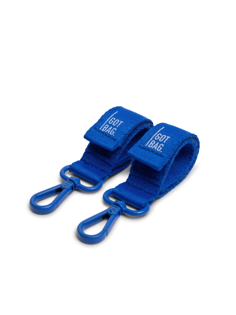 STROLLER STRAP Accessoires in cobalt (leuchtendes Kobaltblau) als Studioaufnahme in Frontansicht.