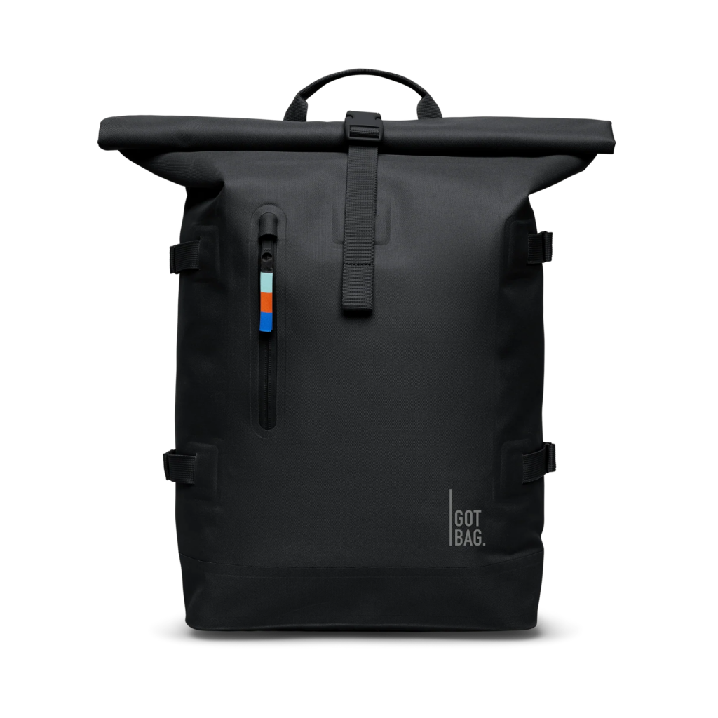 ROLLTOP Rucksack in black (Schwarz) als Studioaufnahme in Frontansicht.