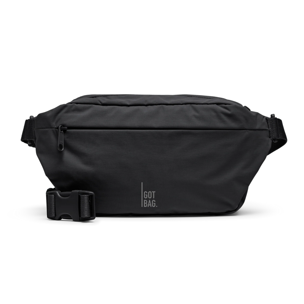 ADAPT SLING BAG Tasche in black (Schwarz) als Studioaufnahme in Frontansicht.