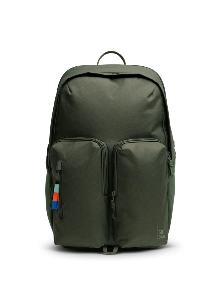 BASEPACK Rucksack in algae (Dunkelgrün mit Graustich) als Studioaufnahme in Frontansicht.