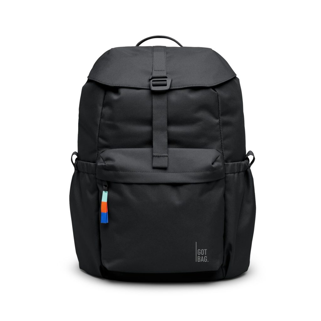 FLAP PACK Rucksack in black (Schwarz) als Studioaufnahme in Frontansicht.