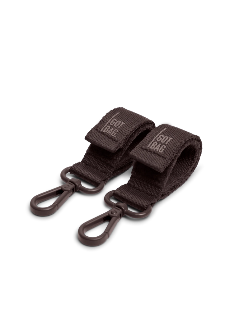 STROLLER STRAP Accessoires in sea lion (dunkles Schokobraun) als Studioaufnahme in Frontansicht.