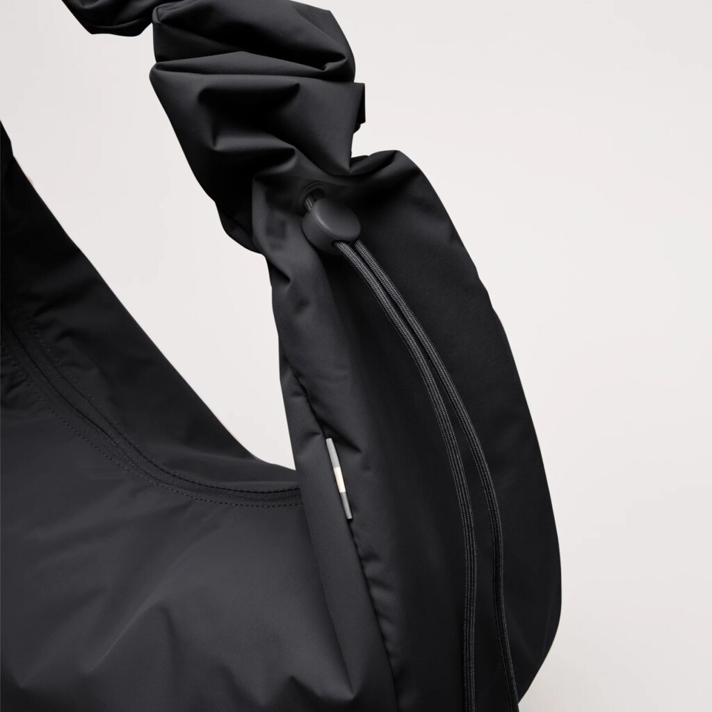 MOON BAG RUFFLE Tasche in black (Schwarz) mit Kordelzug und Raffung.