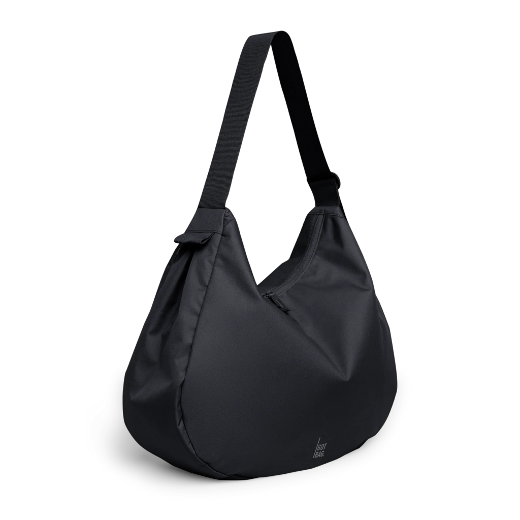 CURVED BAG Tasche in black (Schwarz) als Studioaufnahme in schräger Ansicht.