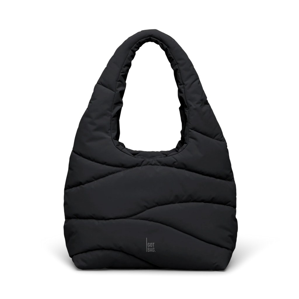 WAVY PUFFER SHOULDER BAG Tasche in black (Schwarz) als Studioaufnahme in Frontansicht.