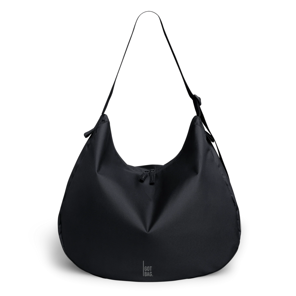 CURVED BAG MONOCHROME EDITION Tasche in black (Schwarz) als Studioaufnahme in Frontansicht.