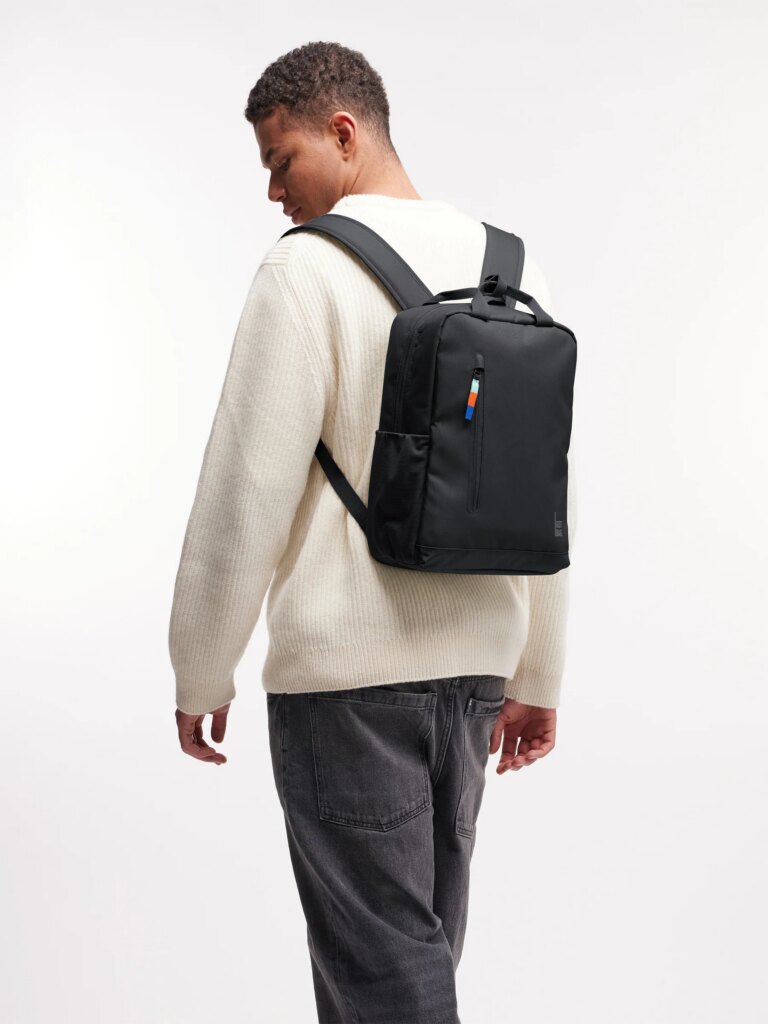 DAYPACK 2.0 Rucksack in black (Schwarz) von einem Mann als Rucksack auf dem Rücken getragen.