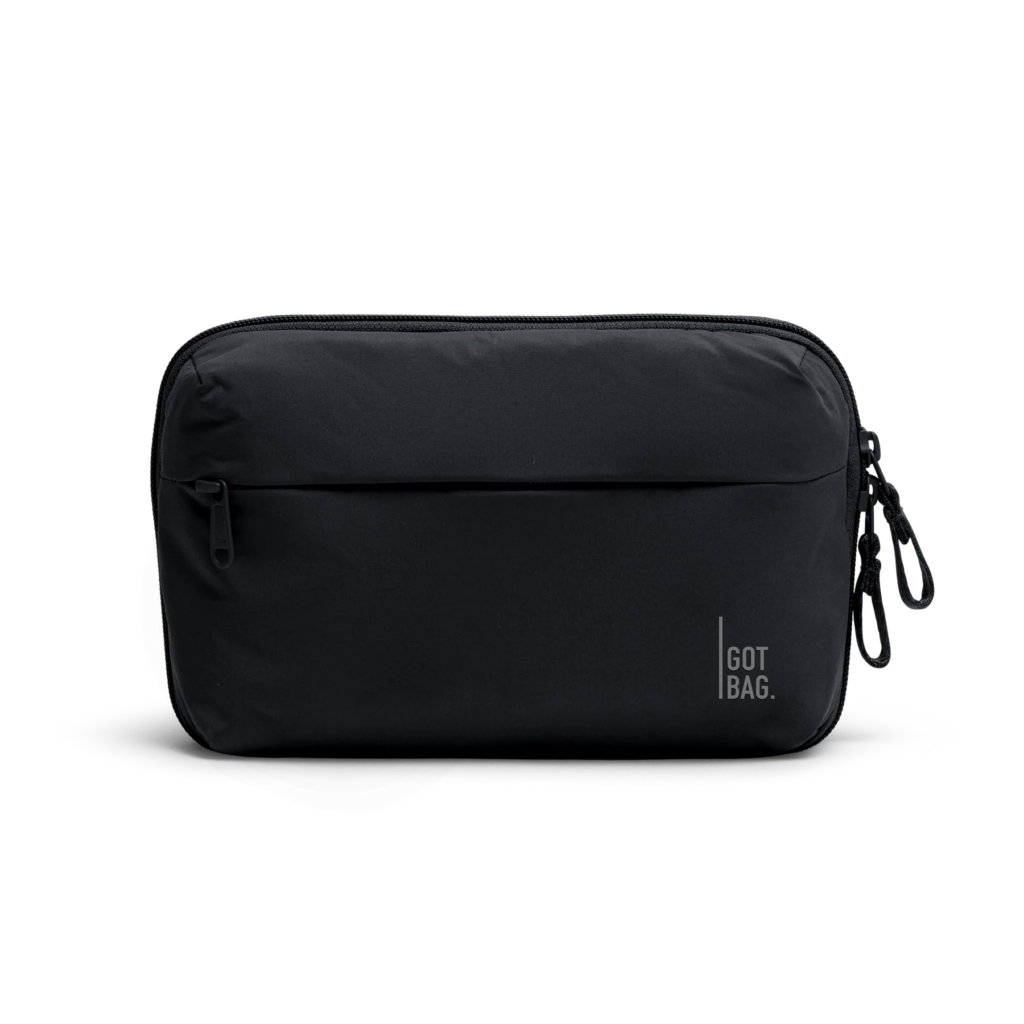 COMMUTERTECHPOUCH Accessoire in black (Schwarz) als Studioaufnahme in Frontansicht.