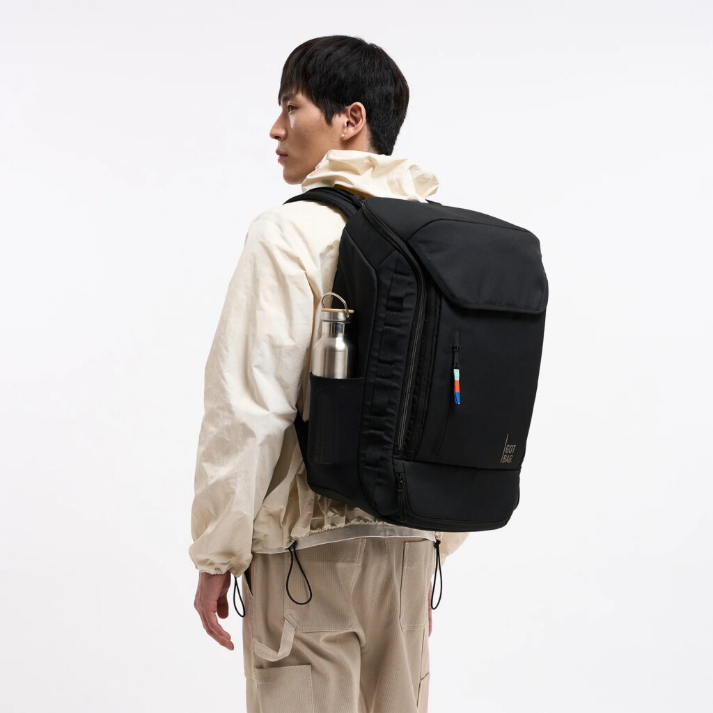 PRO PACK TRAVEL Rucksack in black (Schwarz) von einem Mann auf dem Rücken getragen.