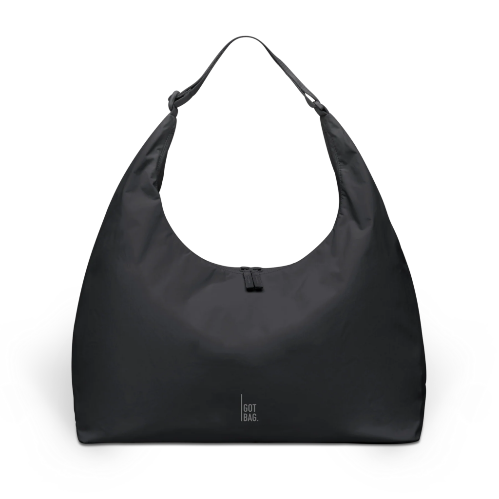T SHAPE BAG LARGE MONOCHROME EDITION Tasche in black (Schwarz) als Studioaufnahme in Frontansicht.