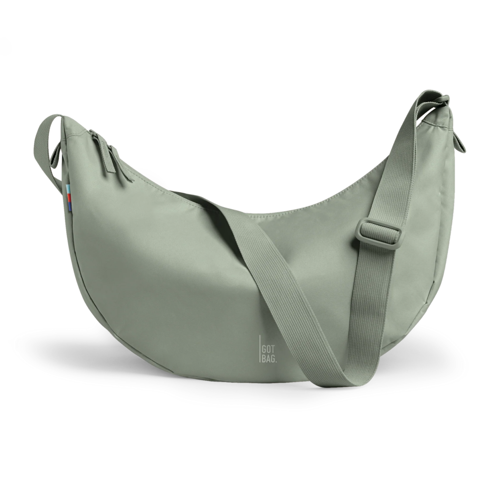 MOON BAG LARGE Tasche in bass (Salbeigrün) als Studioaufnahme in Frontansicht.