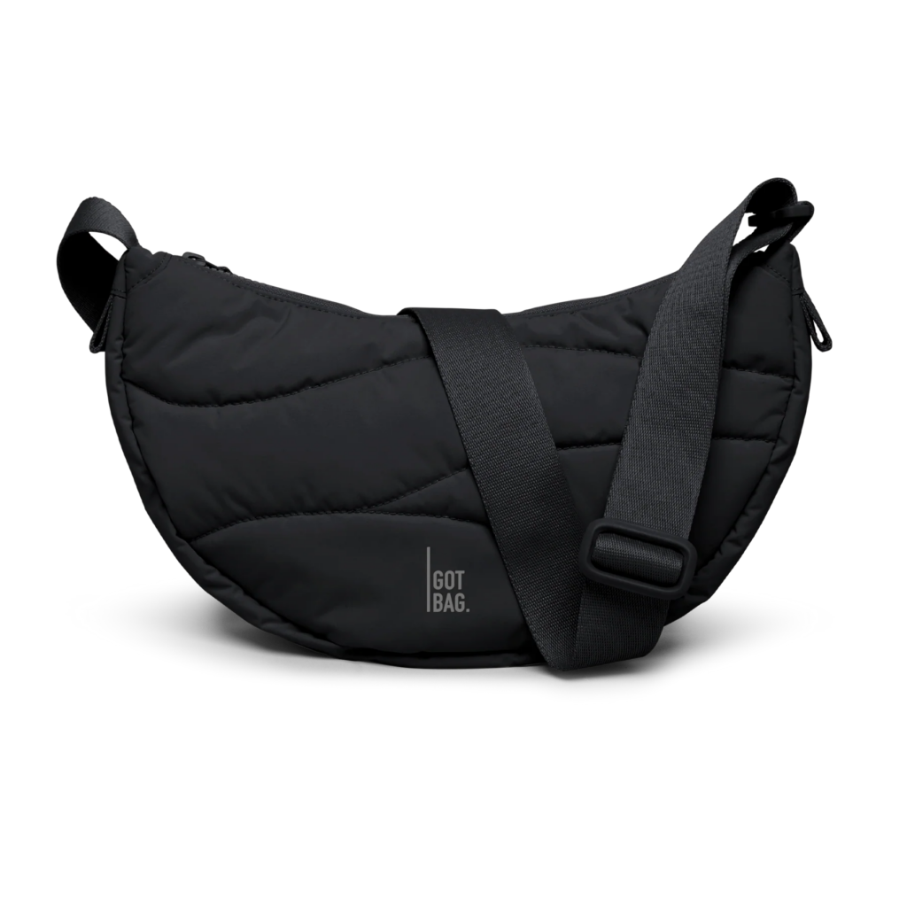 WAVY PUFFER MOON BAG Tasche in black (Schwarz) als Studioaufnahme in Frontansicht.