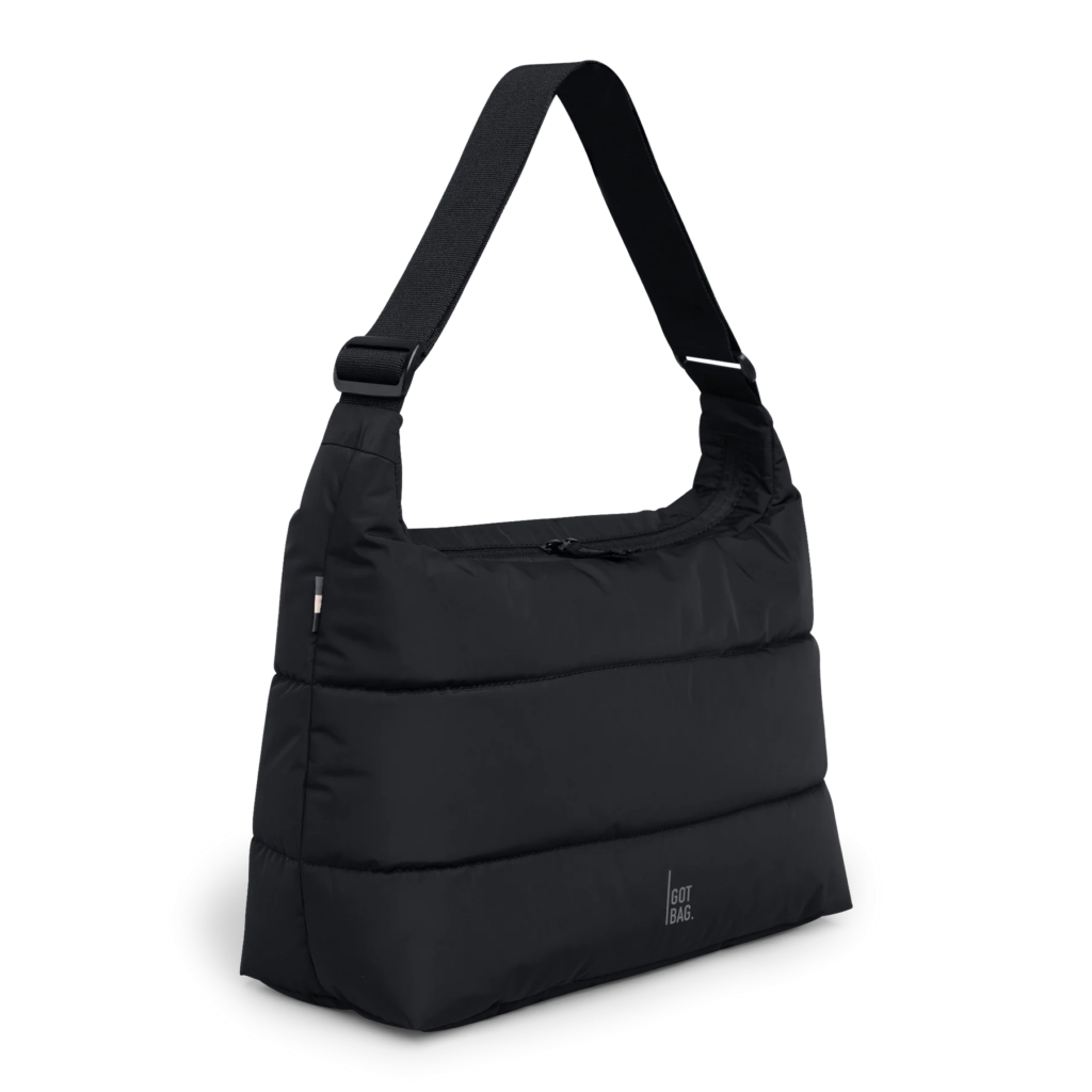 PUFFER SQUARE BAG Tasche in black (Schwarz) als Studioaufnahme in diagonaler Ansicht.