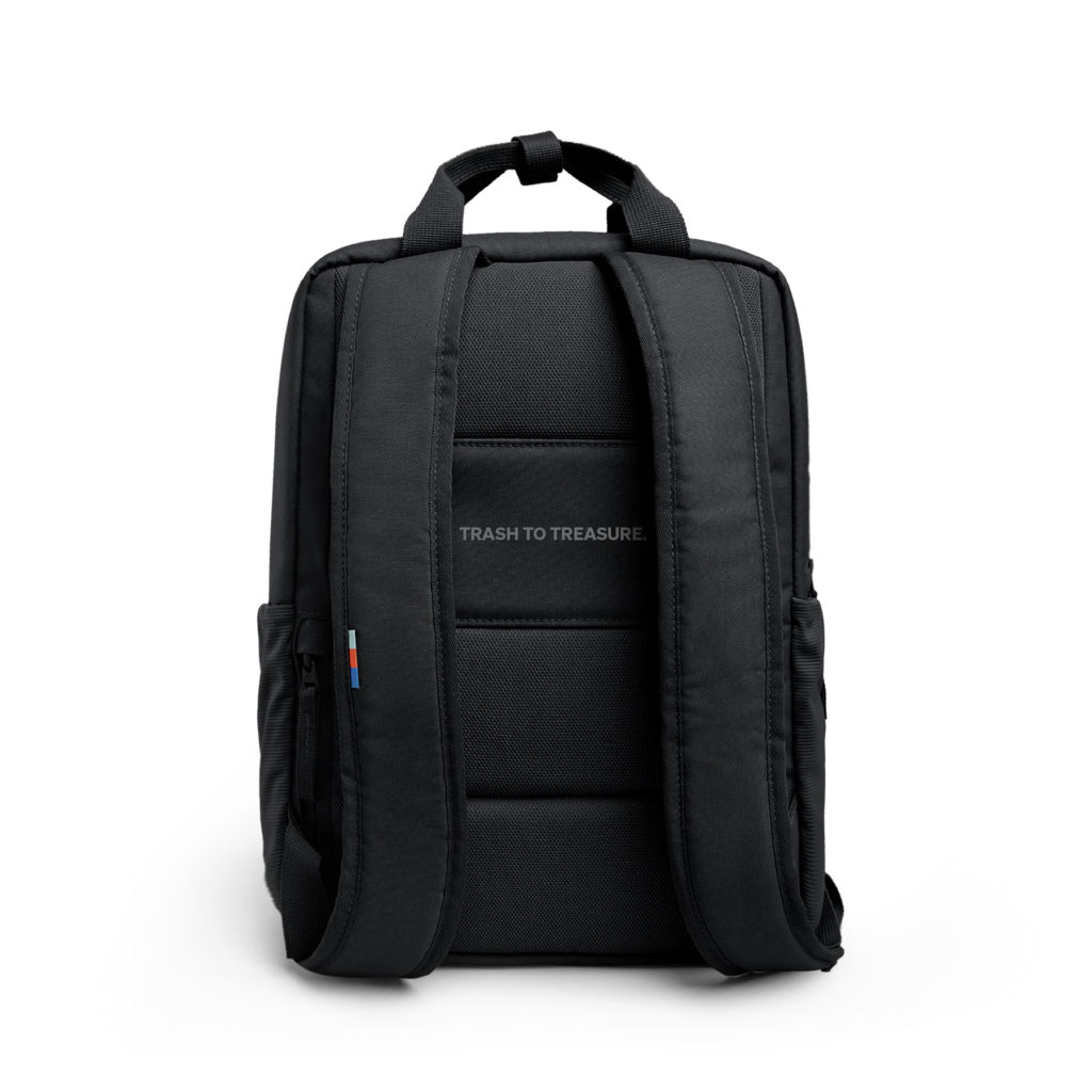 DAYPACK Rucksack in black (Schwarz) in Rückenansicht.