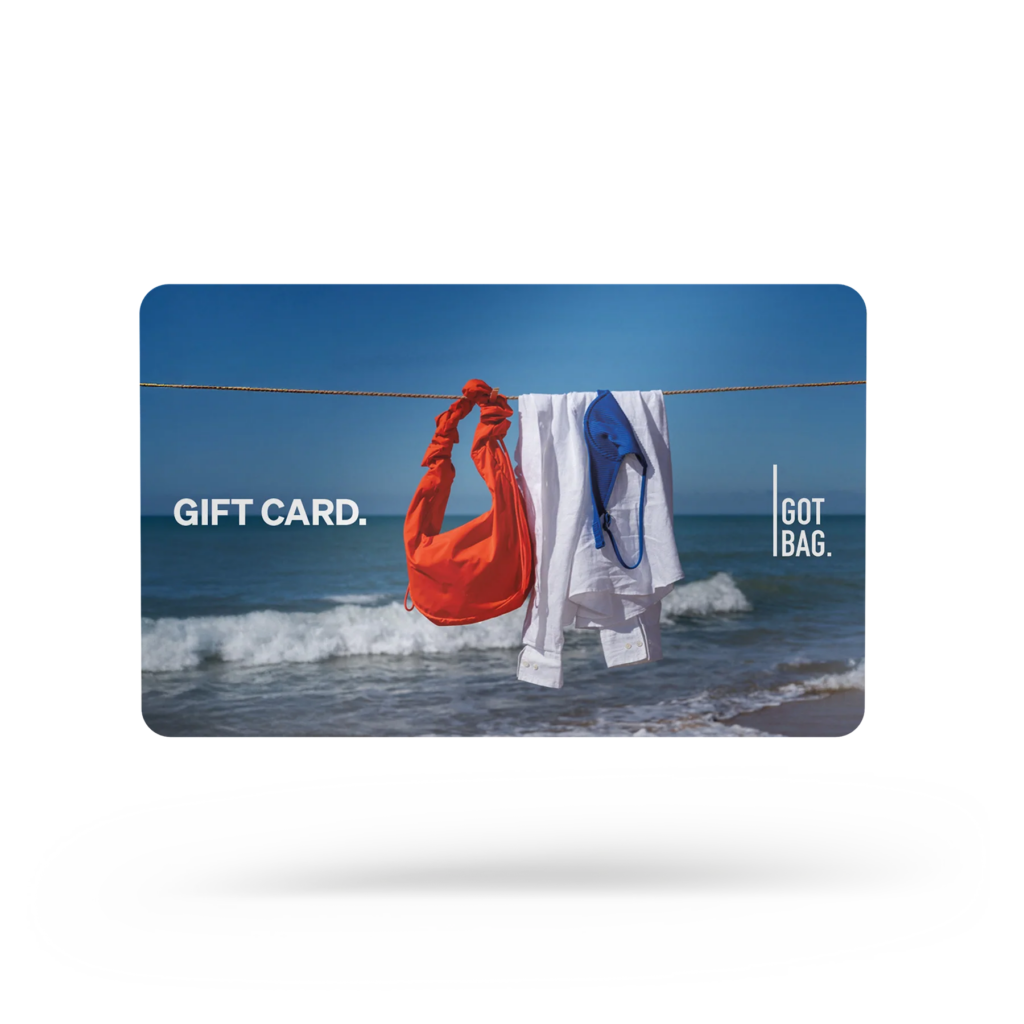 GIFT CARDS Accessoires als Geschenkkarte mit Strandmotiv: orangefarbene Tasche, weißes Hemd, blauer Bikini an Wäscheleine.