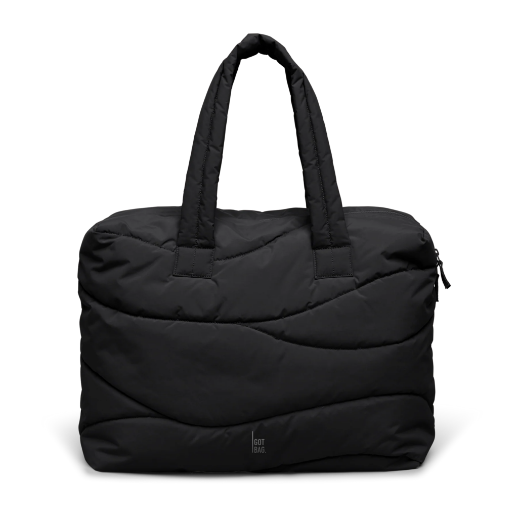 WAVY PUFFER EVERYDAY BAG Tasche in black (Schwarz) als Studioaufnahme in Frontansicht.