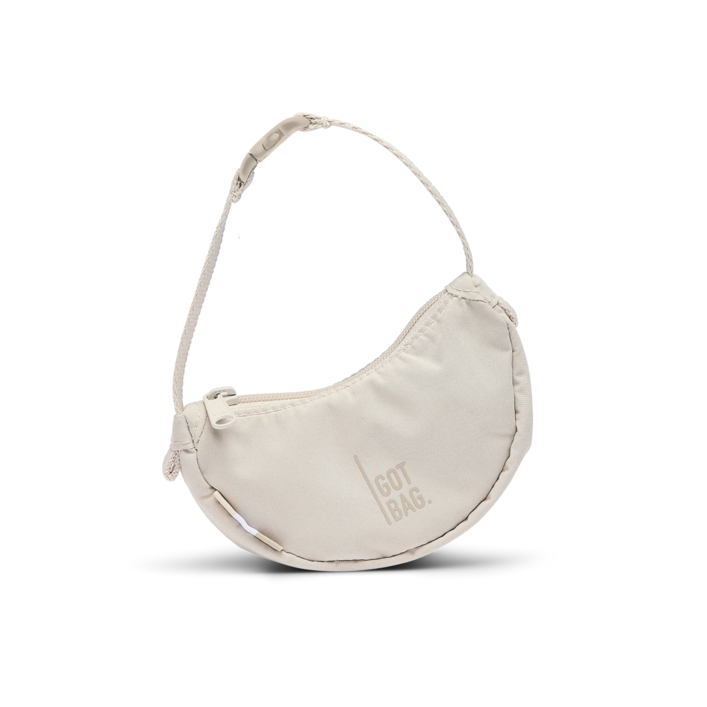 CHARM MOON BAG MINI Tasche als Studioaufnahme in Frontansicht.