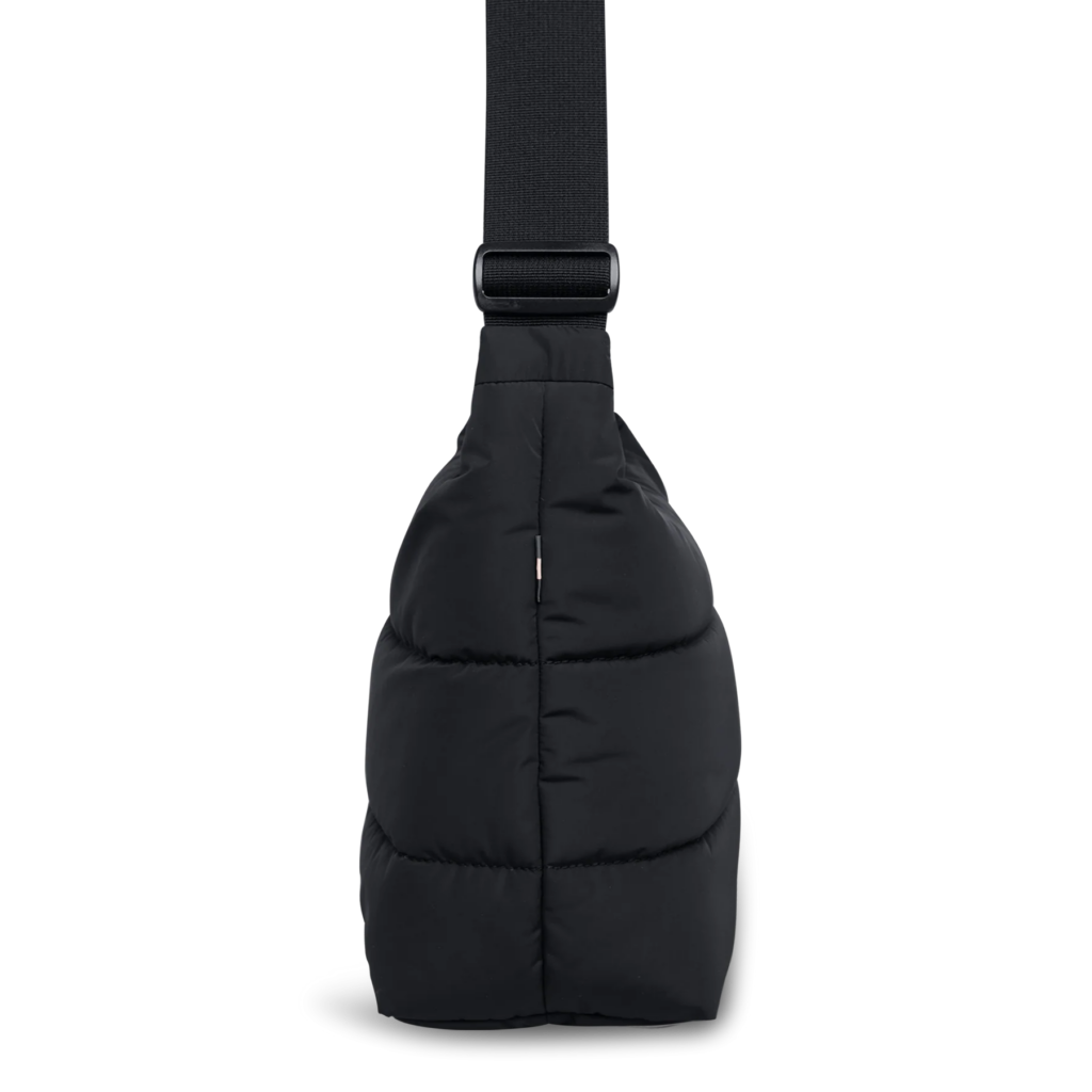 PUFFER SQUARE BAG Tasche in black (Schwarz) als Studioaufnahme in Seitenansicht.