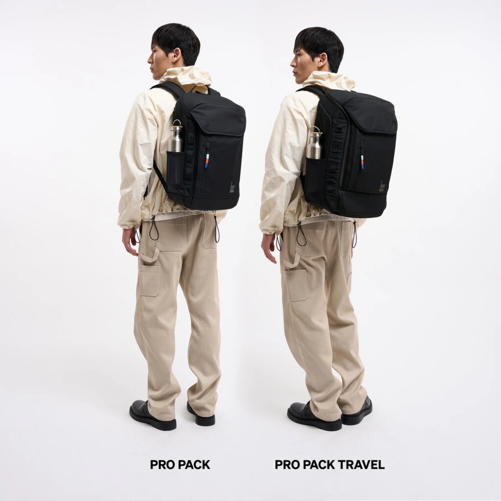 Der PRO PACK und der PRO PACK TRAVEL Rucksack in black (Schwarz) von Männern auf dem Rücken getragen.