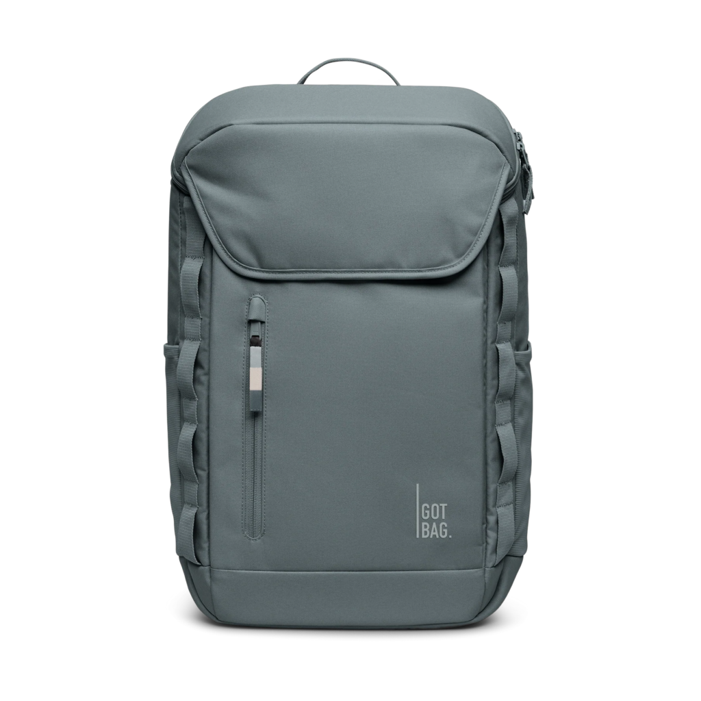 PRO PACK Rucksack in basalt (graues Eisblau) als Studioaufnahme in Frontansicht.