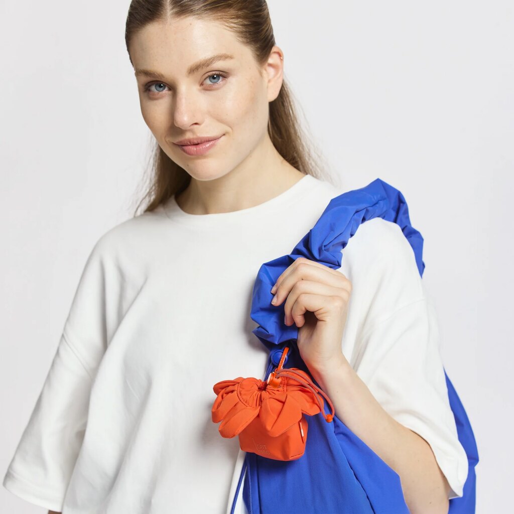 CHARM ANEMONE Accessoire von einer Frau an einer Tasche getragen.