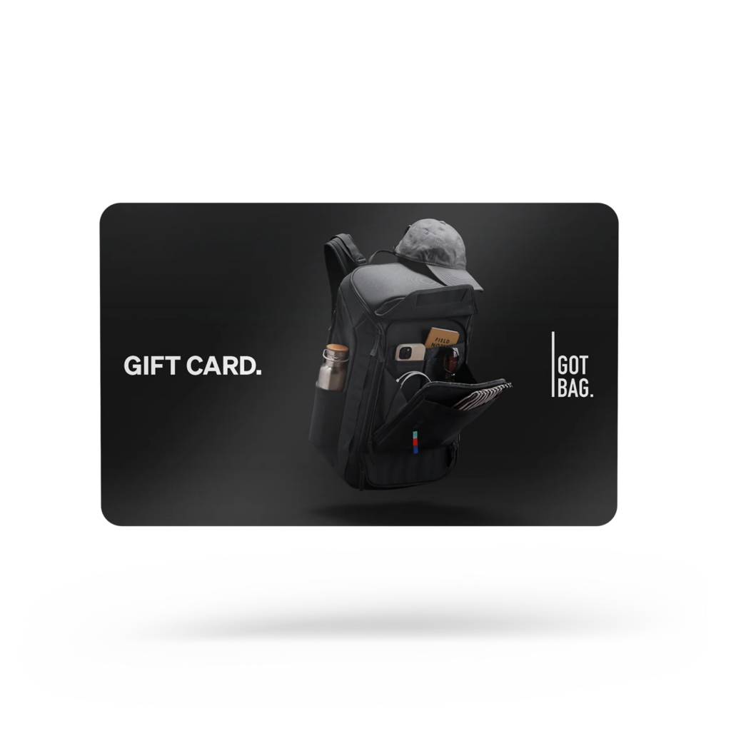 GIFT CARDS Accessoire mit schwebendem schwarzem Rucksackdesign, Handy, Notizbuch und Text GIFT CARD.