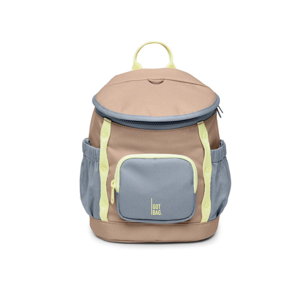 KIDS ADVENTURE DAYPACK Rucksack in sandbar (warmes Beige mit rötlichem Unterton) als Studioaufnahme in Frontansicht.
