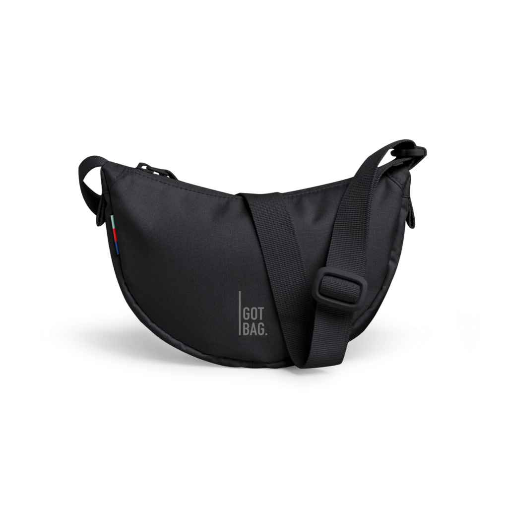 MOON BAG MINI Tasche in black (Schwarz) als Studioaufnahme in Frontansicht.
