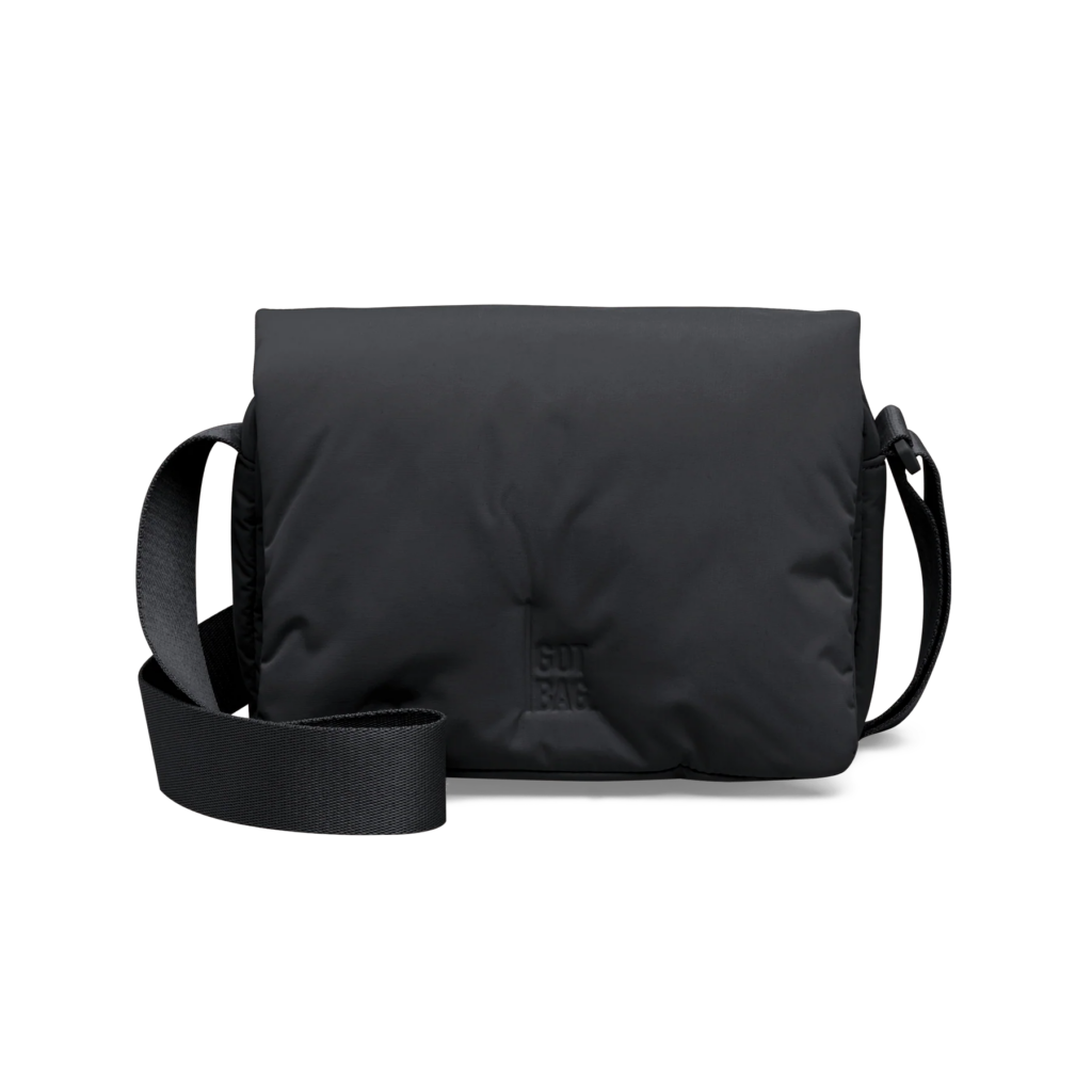 CLOUD CROSSBODY BAG Tasche in black (Schwarz) als Studioaufnahme in Frontansicht.