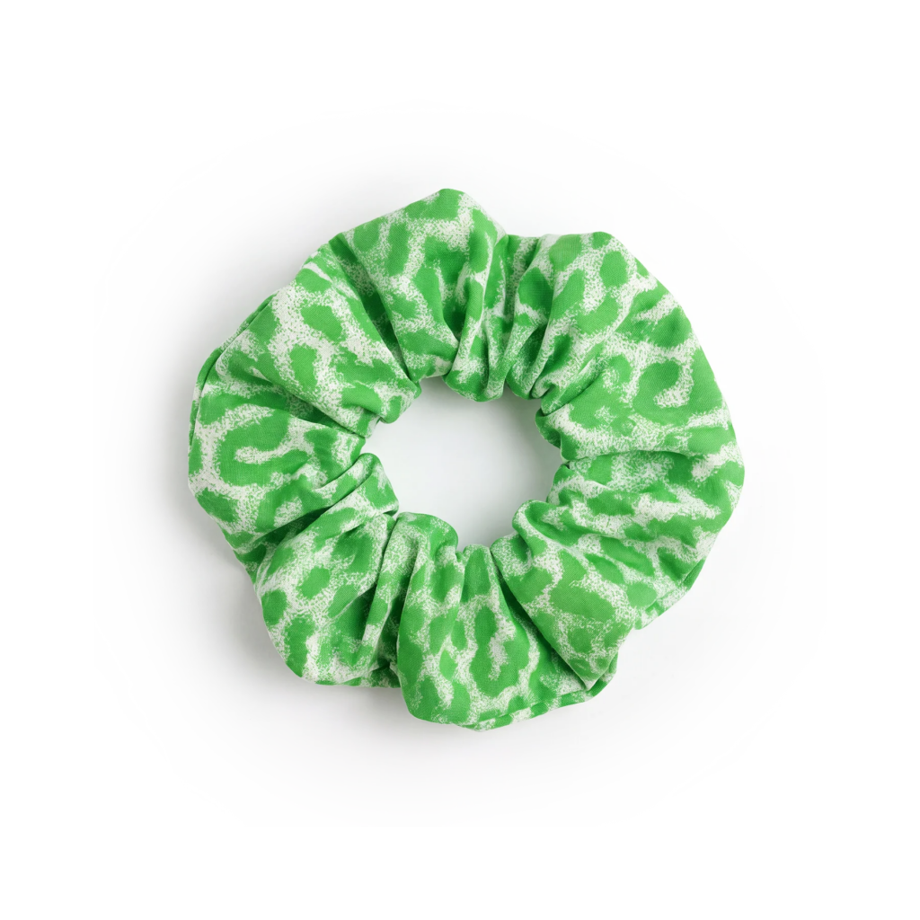 SCRUNCHIECATSHARK Accessoire in leafsheep mit grün-weißem, unregelmäßig geflecktem Muster als Detailaufnahme.