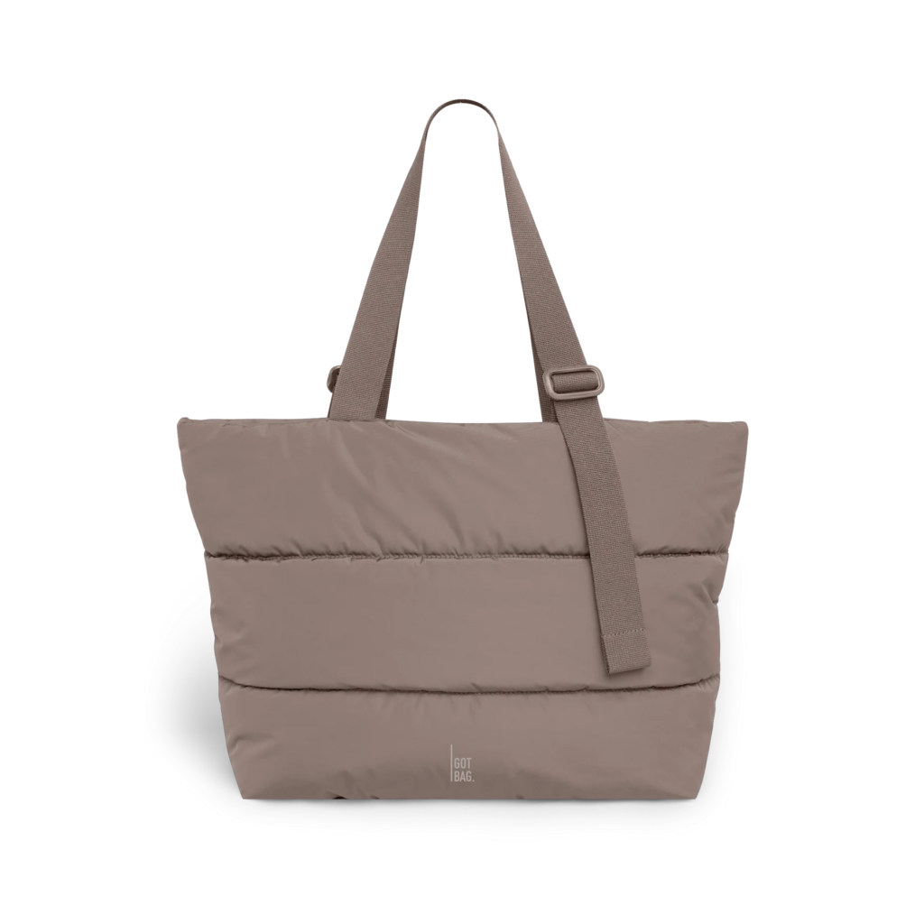 PUFFER TOTE BAG Tasche in oyster (klassisches Taupe-Braun) als Studioaufnahme in Frontansicht.