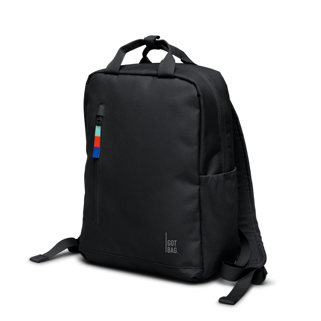 DAYPACK 2.0 Rucksack in black (Schwarz) in diagonaler Ansicht.