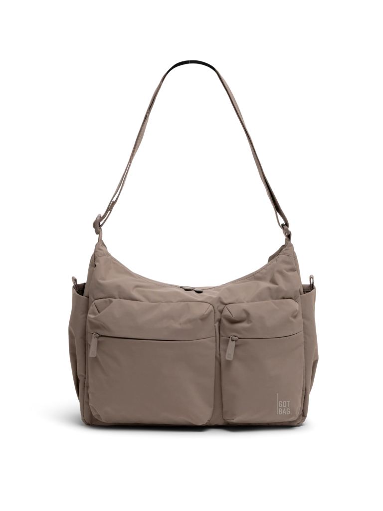 POCKETSLINGBAG Tasche in oyster (klassisches Taupe-Braun) als Studioaufnahme in Frontansicht.