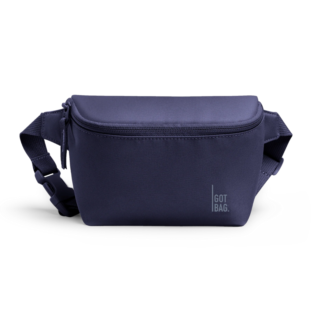 HIP BAG Tasche in tide (tiefes Dunkelblau mit Lilastich) als Studioaufnahme in Frontansicht.